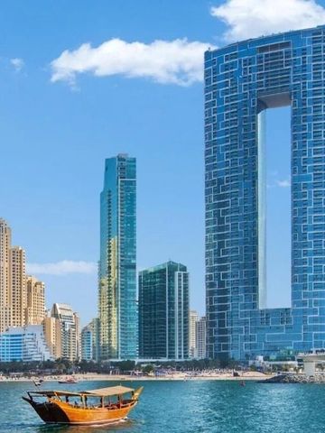 Hoch aufragende Wolkenkratzer des Address Beach Resort Dubai am Wasser