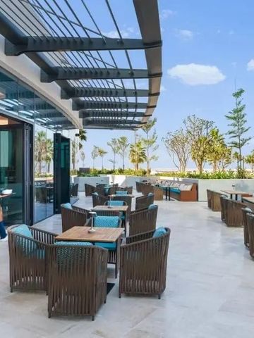 Elegante Außenterrasse mit Sitzgelegenheiten und blauem Himmel im Hintergrund