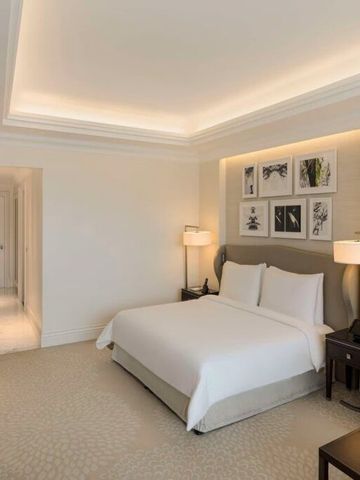 Modern eingerichtetes Hotelzimmer mit gemütlichem Ambiente und dezenter Beleuchtung