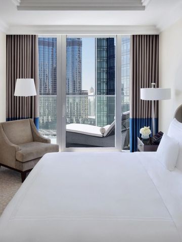 Komfortables Hotelzimmer mit Balkon und Blick auf moderne Architektur