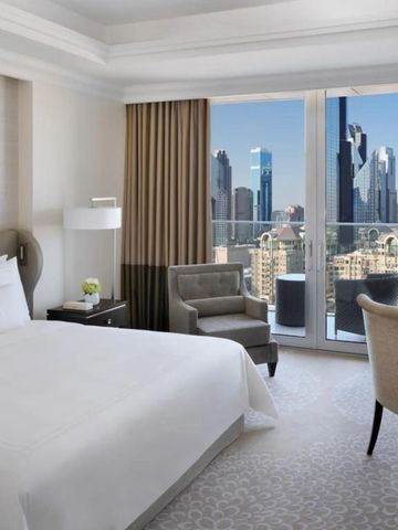 Geräumiges Zimmer mit Balkon und spektakulärem Blick auf Dubais Skyline.