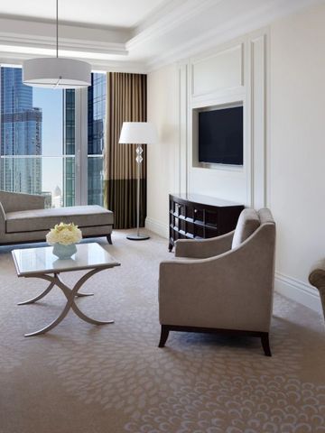 Elegantes Wohnzimmer in der Suite mit Stadtblick und stilvoller Einrichtung.