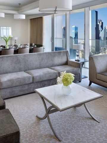 Luxuriöses Wohnzimmer mit modernem Design und Panoramafenstern in Dubai.