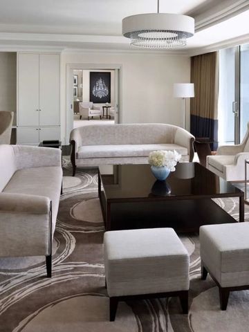 Elegantes Wohnzimmer mit luxuriöser Einrichtung und großzügiger Fensterfront