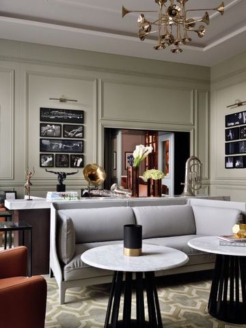 Stilvoll eingerichtete Lounge mit Kunstwerken an der Wand