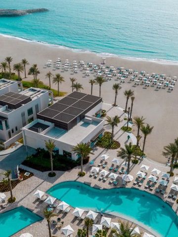 Beheizte Pools und Liegestühle direkt am Meer mit Panoramablick