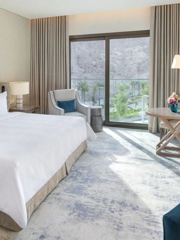 Elegantes Hotelzimmer mit moderner Einrichtung und Bergblick