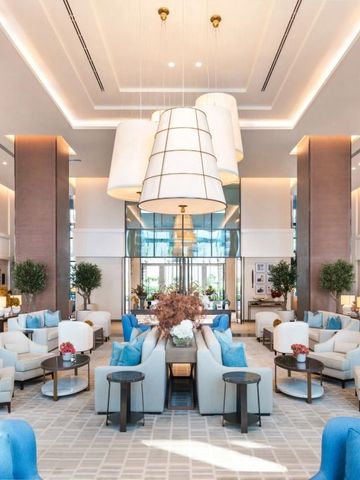 Elegante Lobby mit stilvollen Sesseln und großem Kronleuchter im Address Beach Resort Fujairah.