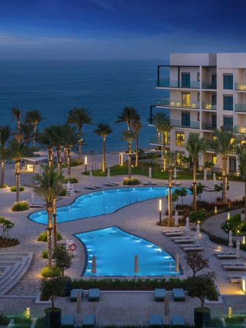 Atemberaubender Meerblick von der Terrasse mit Pool und Palmen im Address Beach Resort Fujairah.