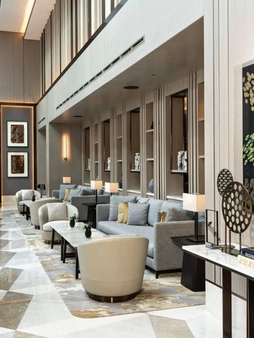 Elegante Lobby des Hotels mit stilvollen Sitzmöbeln und Kunstwerken