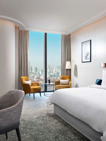 Modernes Hotelzimmer mit Panoramafenster und Stadtblick