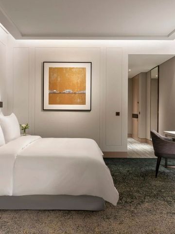 Geschmackvoll eingerichtetes Schlafzimmer mit modernem Dekor