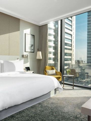 Helles Hotelzimmer mit großen Fenstern und beeindruckendem Ausblick