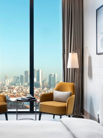 Zimmer mit Blick auf Istanbuls Skyline durch Panoramafenster