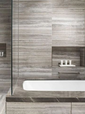 Modernes Badezimmer mit Badewanne und Armaturen
