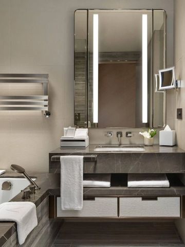 Luxuriöses Badezimmer mit Doppelwaschbecken und Spiegel