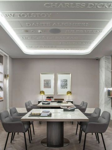 Elegante Leseecke mit Büchern und stilvollen Dekorationen