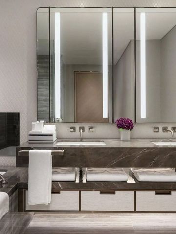 Luxuriöses Badezimmer mit modernem Waschbecken und Spiegeln im Address Istanbul Hotel