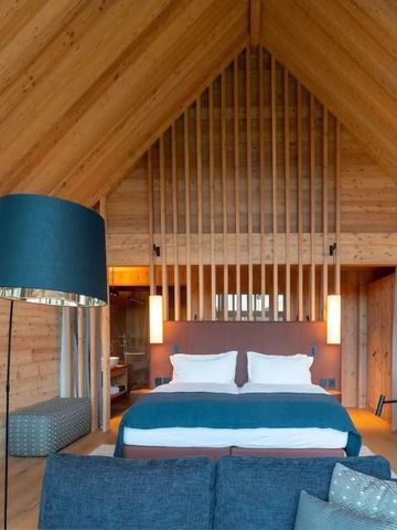 Gemütliches Hotelzimmer mit Holzwänden und blauen Akzenten