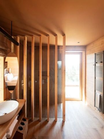 Modernes Badezimmer mit Holzdesign und Tageslicht in der Adler Lodge Ritten.