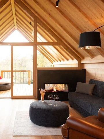 Luxuriöses Zimmer mit Kamin und großer Fensterfront