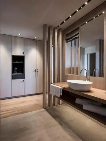 Modernes Badezimmer mit Spiegelwand und Holzverkleidung