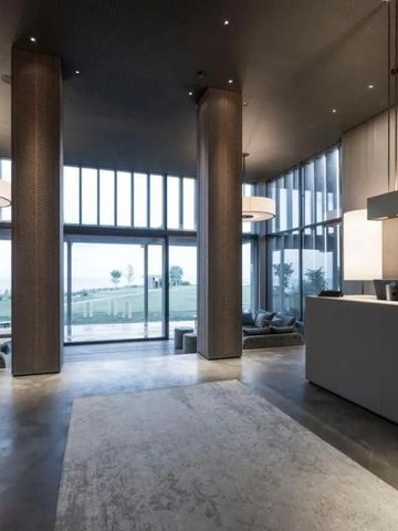 Stilvoll eingerichtete Hotel-Lobby mit bodentiefen Fenstern und modernen Akzenten