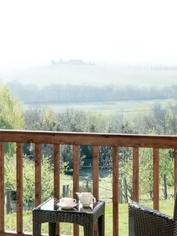 Balkon mit Tisch und Stühlen mit Aussicht auf grüne Landschaft