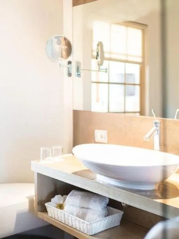 Modernes Badezimmer mit großem Waschbecken und stilvollem Interieur