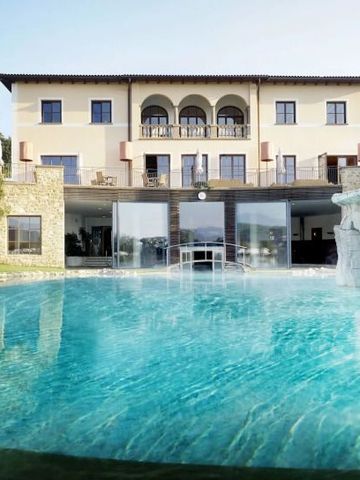 Hotelansicht mit Pool und eleganter Fassade bei Tageslicht