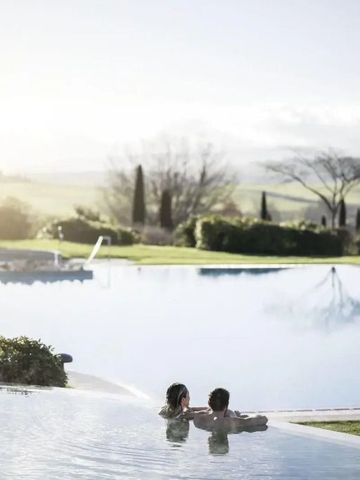 Paar im Infinity Pool mit Panoramaausblick auf die Landschaft