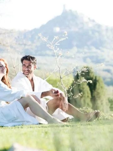 Paar in Bademänteln genießt die Aussicht auf die Landschaft