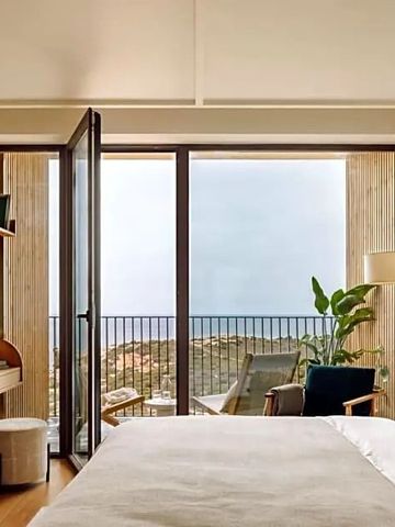 Zimmer mit bodentiefen Fenstern und Meerblick