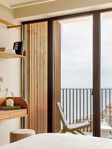 Gemütliches Zimmer mit Balkon und Aussicht auf die Küste