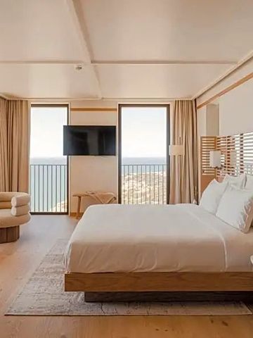 Geräumiges Hotelzimmer mit Meerblick und moderner Einrichtung
