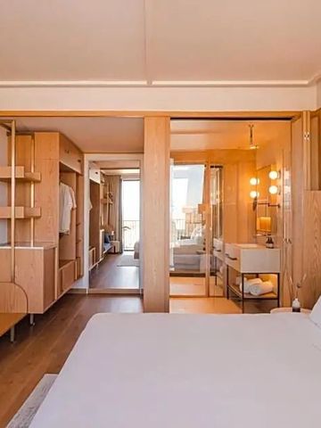 Modernes Hotelzimmer mit luxuriöser Ausstattung und Holzakzenten