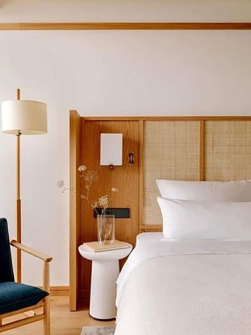 Gemütliches Zimmerdetail mit Leselampe und Holzinneneinrichtung