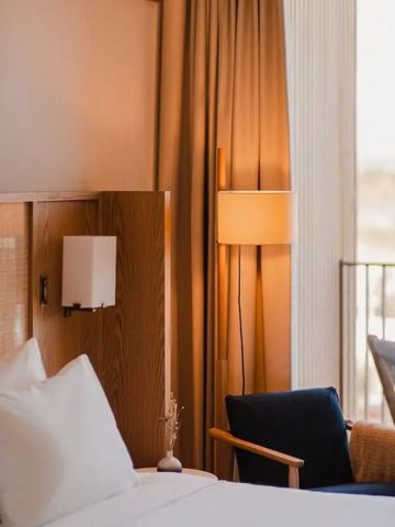 Lichteinfälle in einem eleganten Hotelzimmer mit sanften Farbtönen