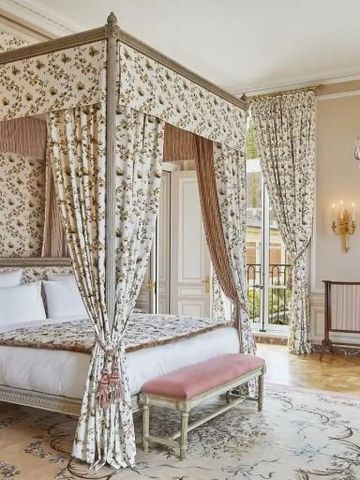 Luxuriöse Suite mit Himmelbett und opulenter Einrichtung im klassischen Stil