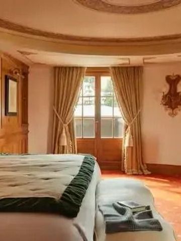 Luxuriöses Schlafzimmer mit runden Decken, eleganten Vorhängen und Holztäfelung