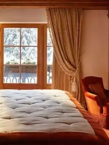 Geräumiges Schlafzimmer mit Panoramafenster und eleganter Dekoration