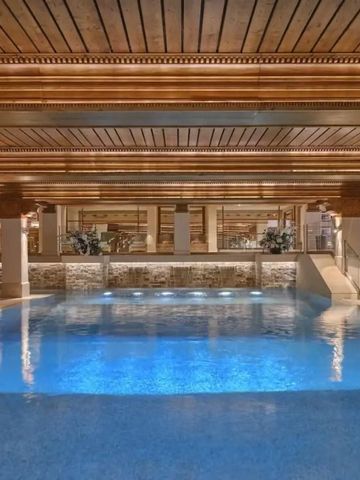 Luxuriöser Innenpool mit Holzelementen und eleganter Beleuchtung