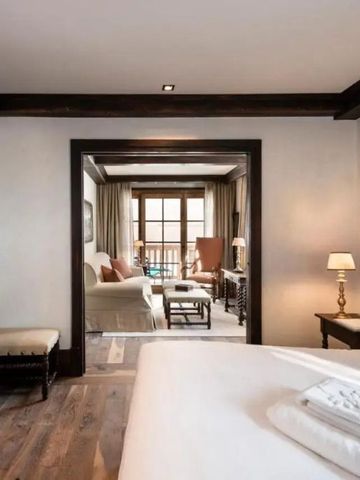 Luxuriöses Schlafzimmer mit Blick auf einen gemütlichen Wohnbereich im Hotel Airelles Val d'Isère