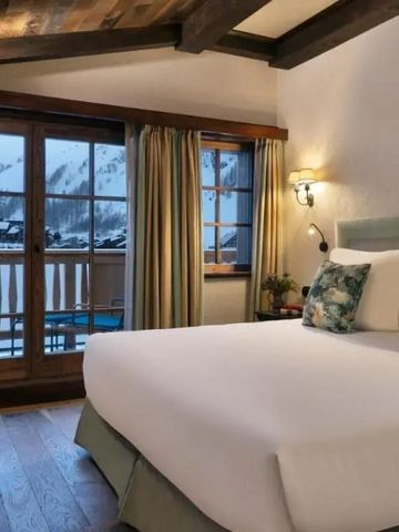 Stilvolles Schlafzimmer mit Bergblick vom Balkon im Hotel Airelles Val d'Isère