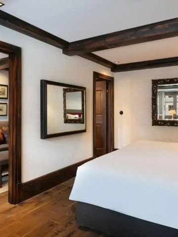 Elegantes Hotelzimmer mit hochwertigen Holzakzenten im Hotel Airelles Val d'Isère