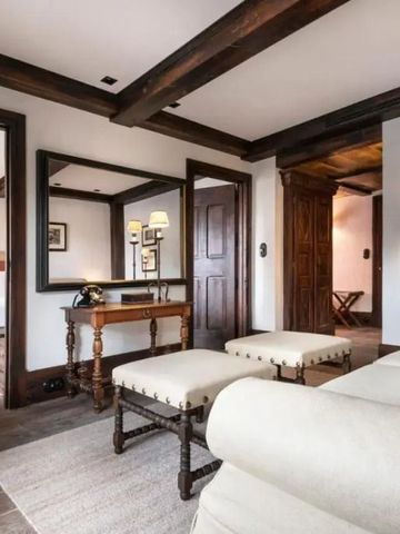 Großzügige Suite mit Sitzgelegenheit und eleganten Holzmöbeln im Hotel Airelles Val d'Isère