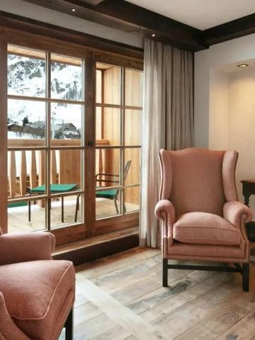 Gemütliche Sitzecke mit Sesseln und Blick auf verschneite Berge