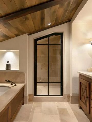 Luxuriöses Badezimmer mit Holzdecke und freistehender Badewanne