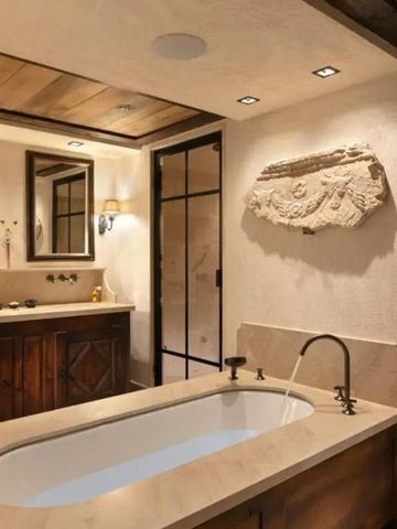 Badezimmer mit moderner freistehender Badewanne und stilvoller Beleuchtung