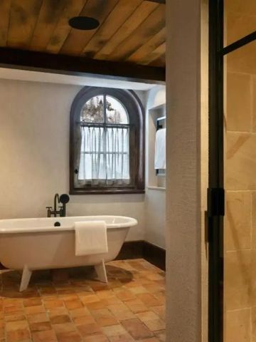 Badezimmer mit freistehender Wanne und mediterranem Flair